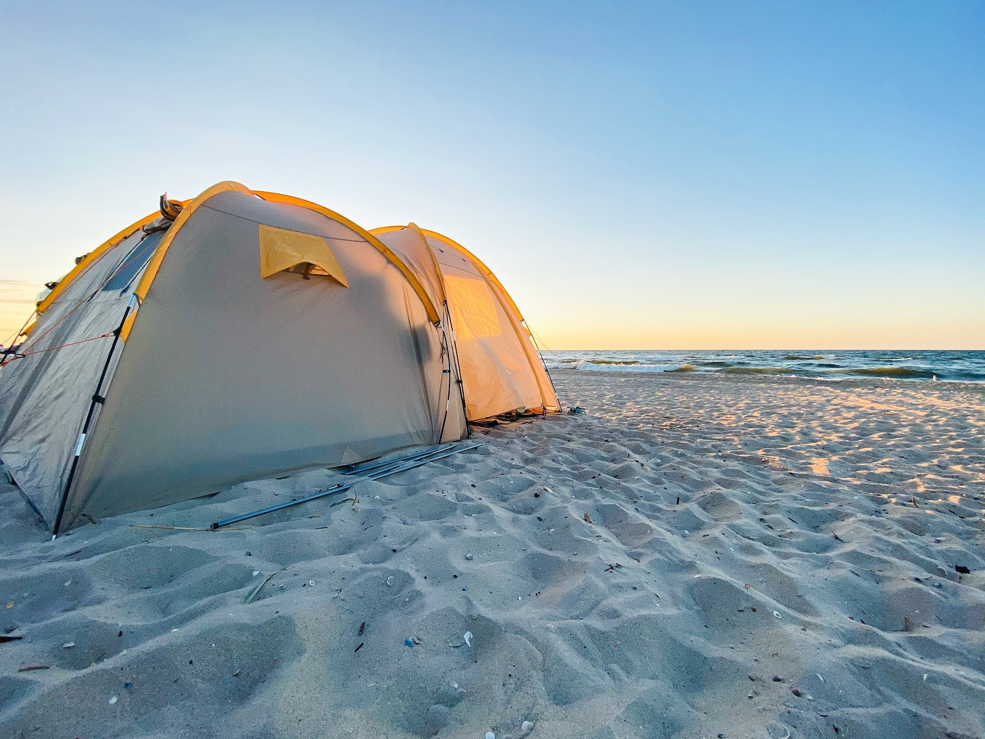 Barraca na praia para uma diversão sem preocupações e com mais conforto