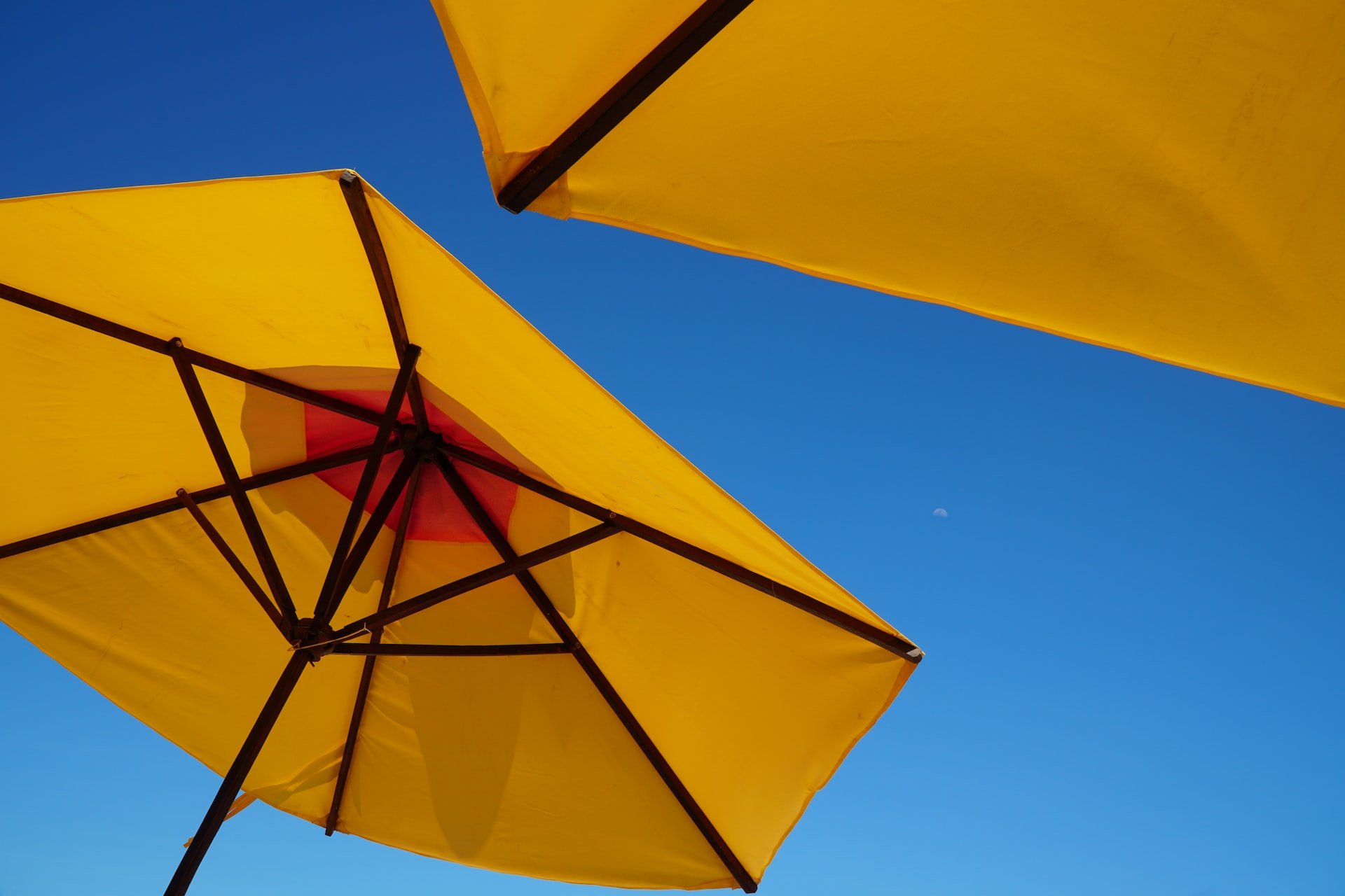 Guarda-sol: para mais conforto na praia, vale escolher um modelo grande e colorido