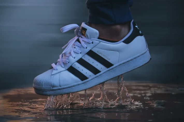 Em meio às diversas ofertas de aquecimento para a Black Friday, o Adidas Day oferece descontos e cupom na Centauro, válido por tempo limitado. Foto: HamZa NOUASRIA/unsplash